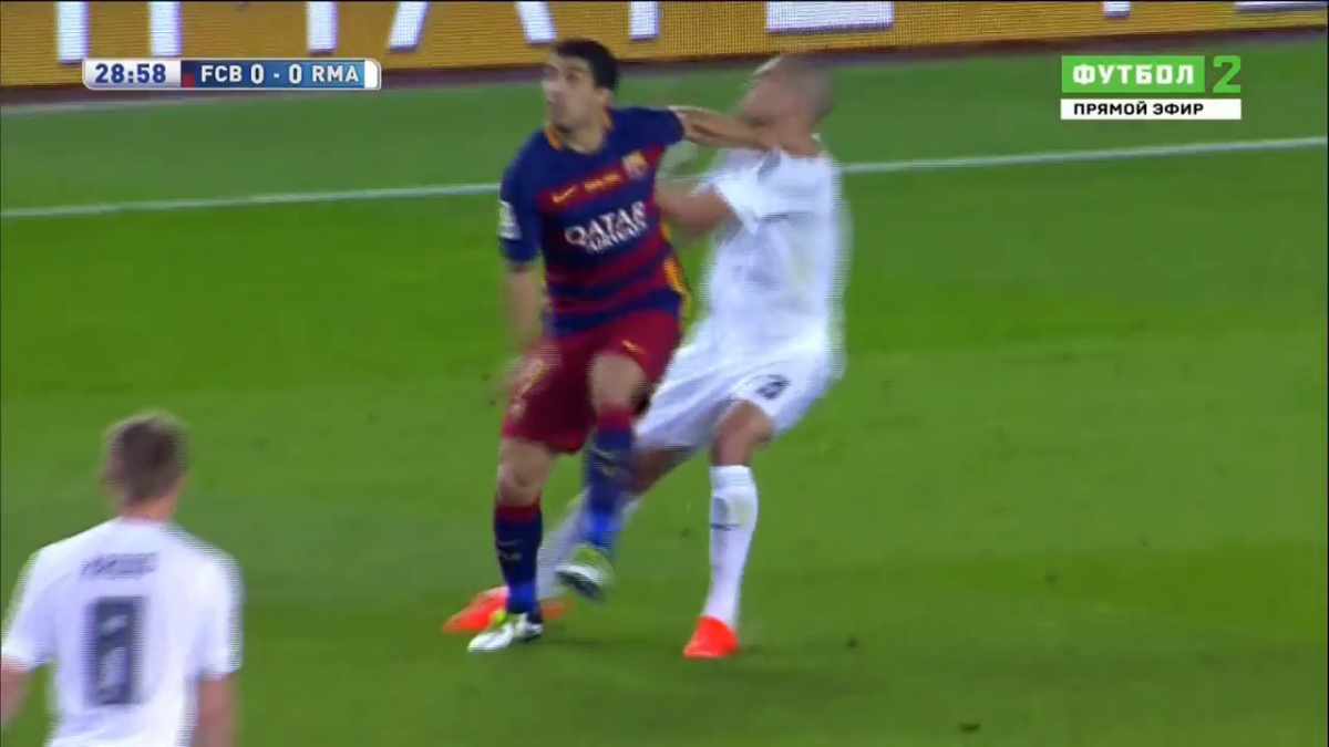 FOTO 3 faze controversate în El Clasico » Barcelona a cerut penalty la Messi, Realul "roșu" la Suarez și gol regulamentar la Bale