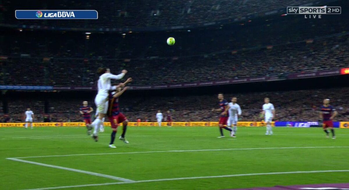 FOTO 3 faze controversate în El Clasico » Barcelona a cerut penalty la Messi, Realul "roșu" la Suarez și gol regulamentar la Bale