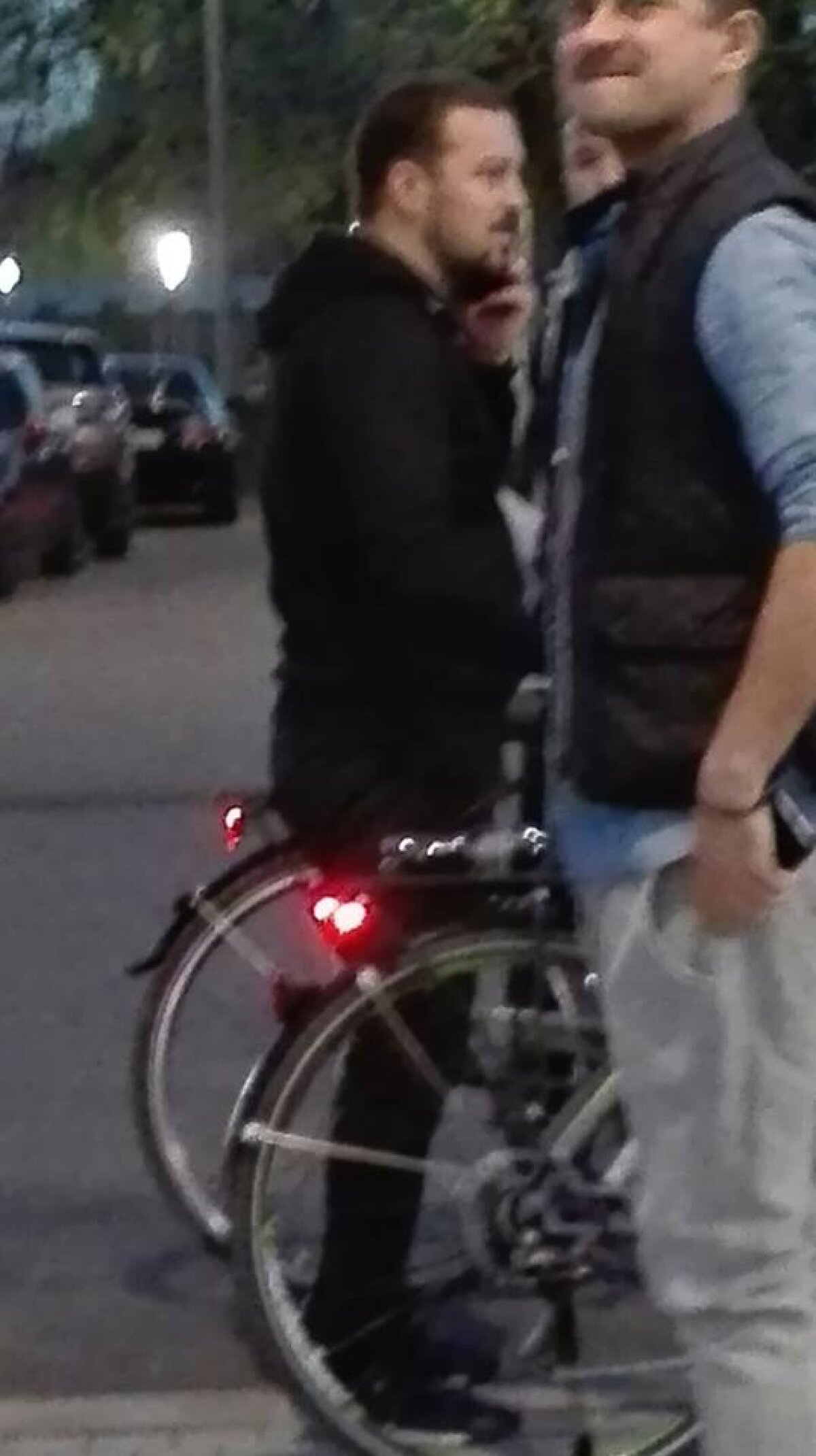 GALERIE FOTO Imagine inedită înaintea meciului Steaua - ASA! Patronul Stelei a venit cu bicicleta la stadion :)