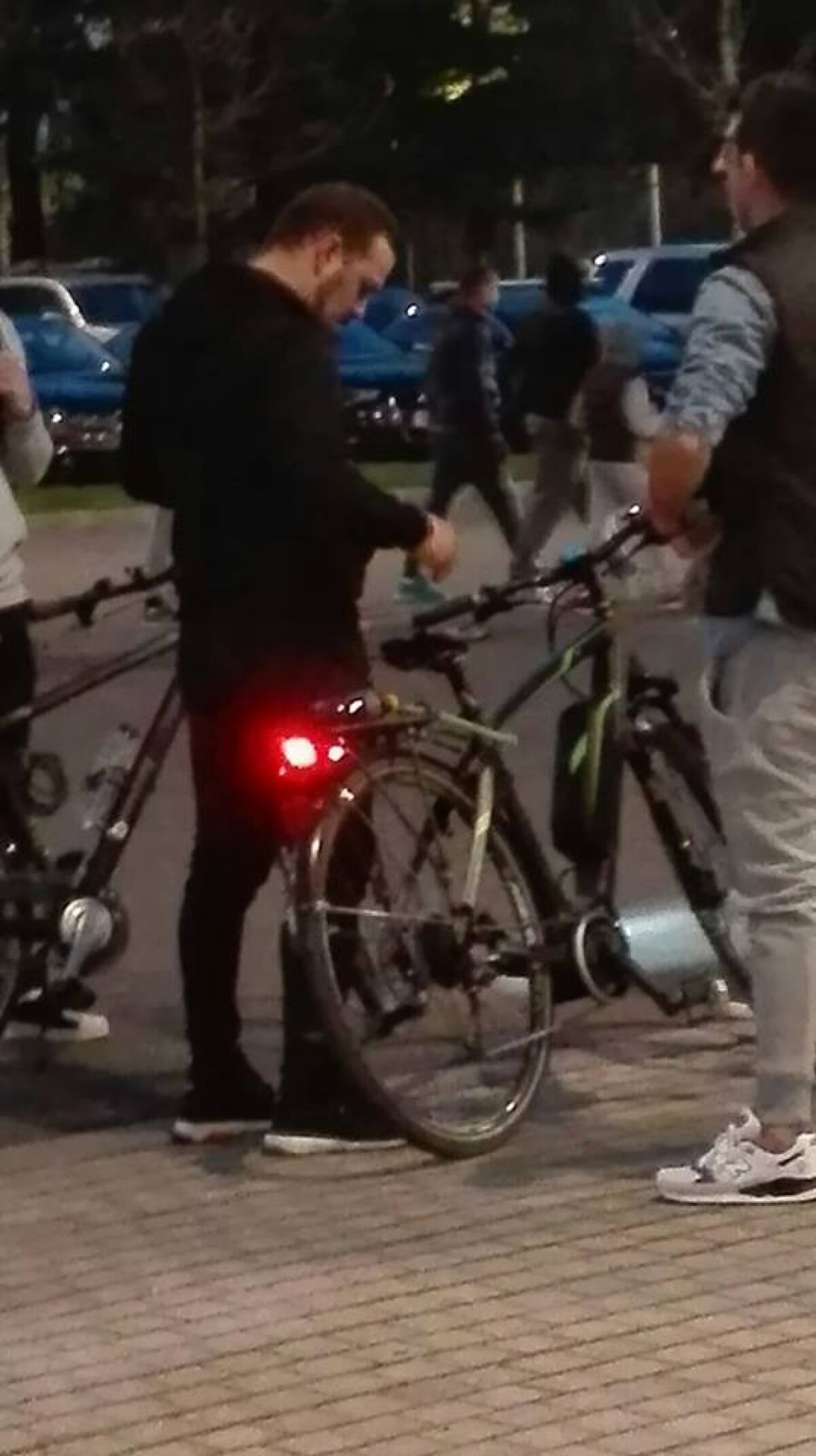 GALERIE FOTO Imagine inedită înaintea meciului Steaua - ASA! Patronul Stelei a venit cu bicicleta la stadion :)