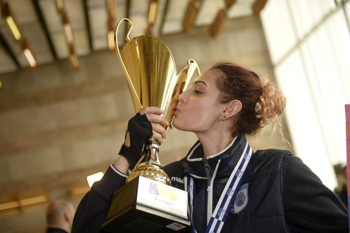 GALERIE FOTO Voleibalistele de la CSM București au revenit în țară și au prezentat Cupa Challenge: "A fost uimitor! După primele două seturi am început să plâng"