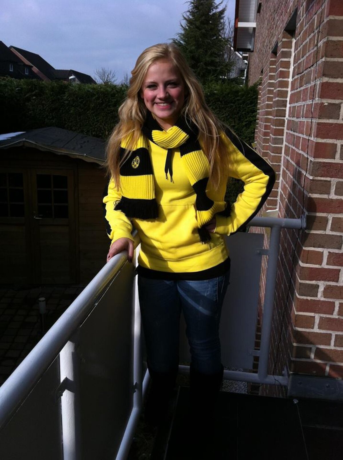 VIDEO&FOTO Povestea de succes a unei microbiste: a cântat imnul lui Dortmund și a obținut un contract de înregistrare