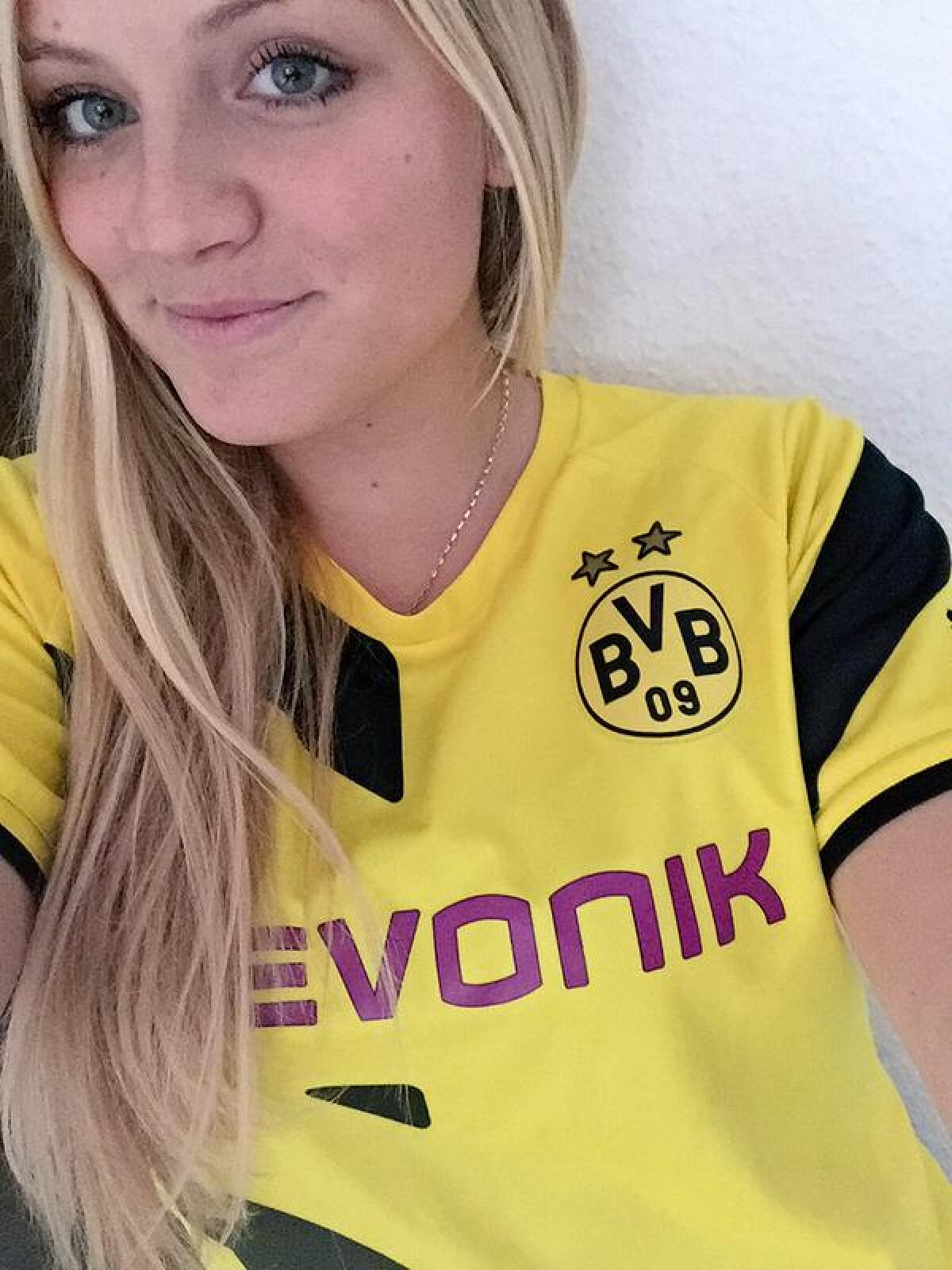 VIDEO&FOTO Povestea de succes a unei microbiste: a cântat imnul lui Dortmund și a obținut un contract de înregistrare