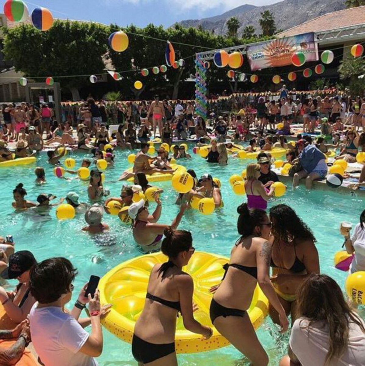 GALERIE FOTO » Imagini incendiare de la cea mai tare petrecere de lesbiene!
