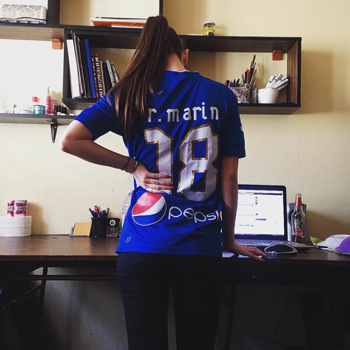 El este vedetă în Liga 1, iar ea face ravagii pe internet » Cum arată iubita unuia dintre cei mai buni jucători români