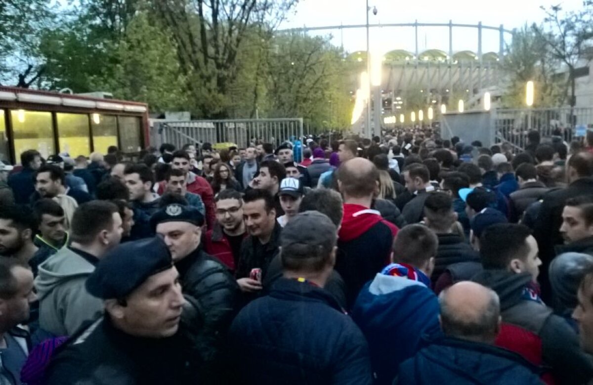 FOTO Jucătorii și arbitrii, la inspecția gazonului » Imagini de ultimă oră de la Arena Naţională, înainte de derby 