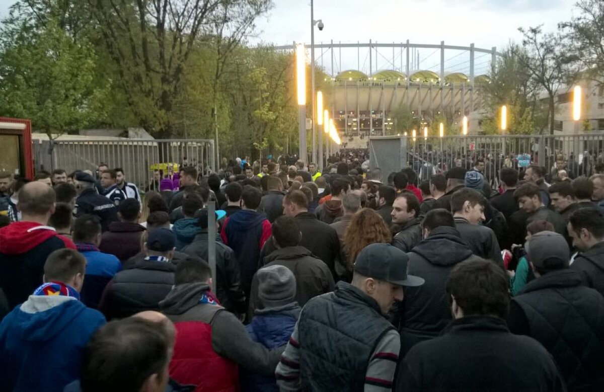 FOTO Jucătorii și arbitrii, la inspecția gazonului » Imagini de ultimă oră de la Arena Naţională, înainte de derby 