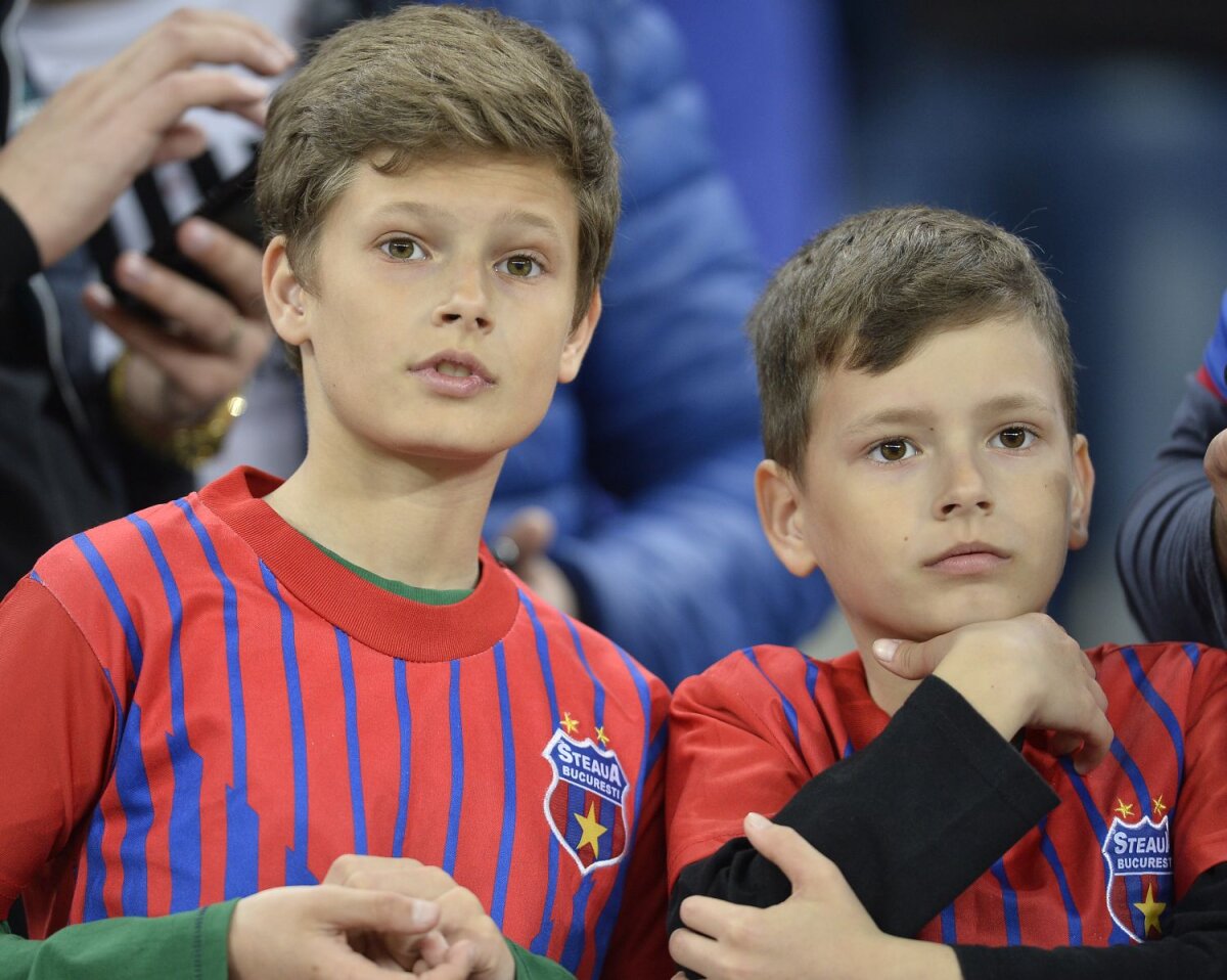 FOTO Vals, gramatică şi patimă » Steliştii şi dinamoviştii au colorat derby-ul dintre Steaua și Dinamo