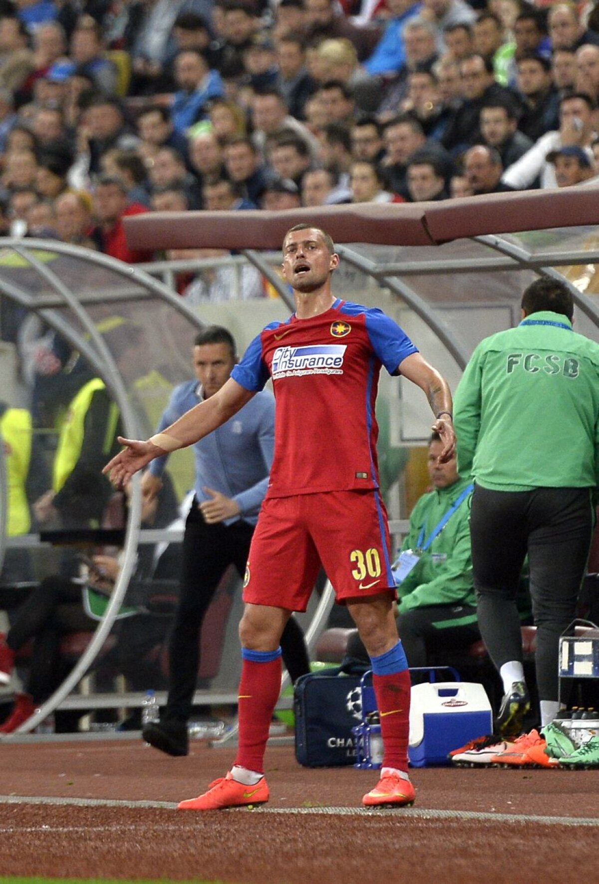 GALERIE FOTO 15 imagini tari din Derby de România » Durerea lui Tamaș vs euforia lui Dănciulescu, "dezbrăcat" de suporteri