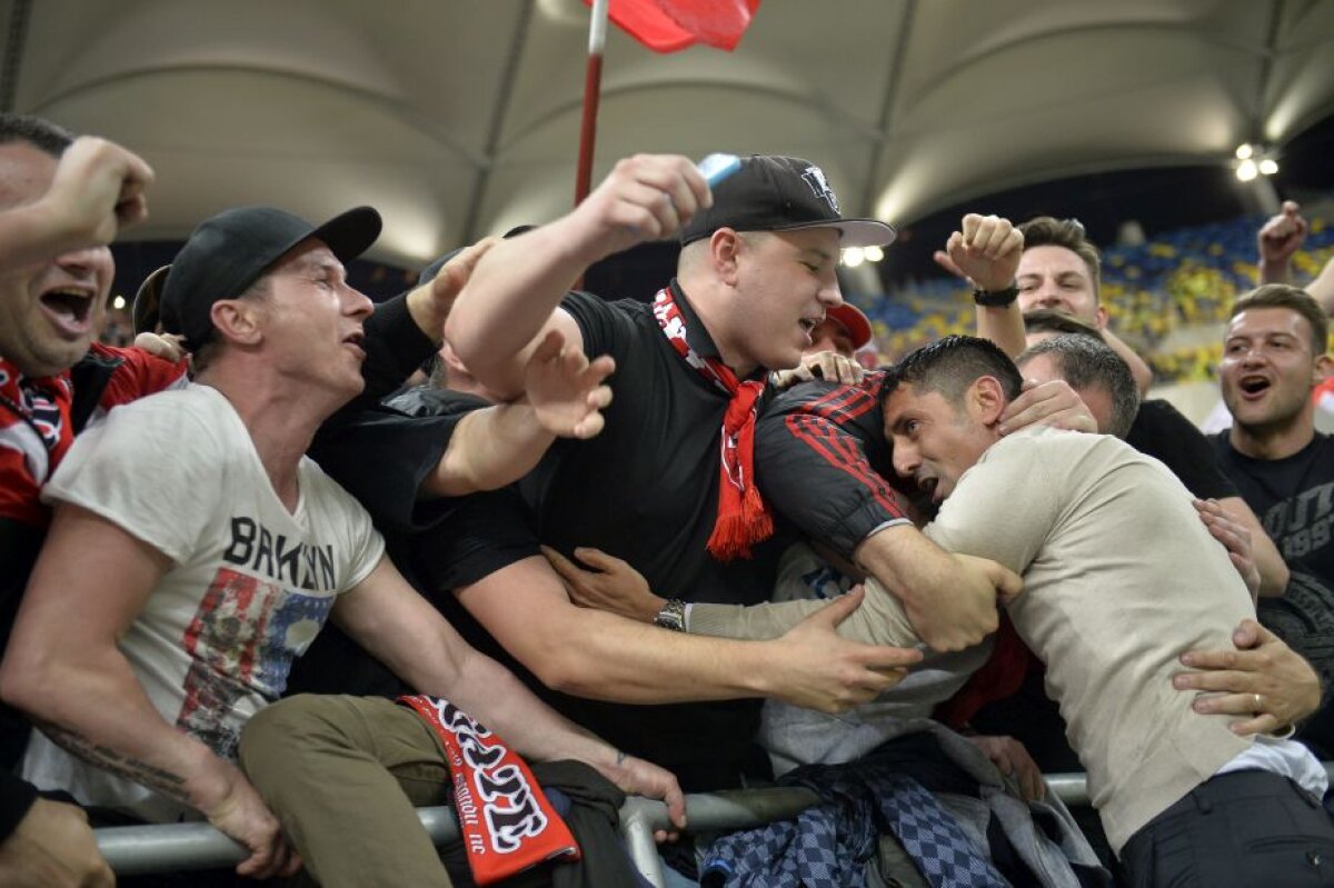 GALERIE FOTO 15 imagini tari din Derby de România » Durerea lui Tamaș vs euforia lui Dănciulescu, "dezbrăcat" de suporteri