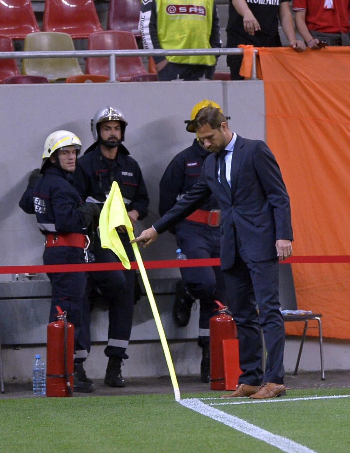 GALERIE FOTO 15 imagini tari din Derby de România » Durerea lui Tamaș vs euforia lui Dănciulescu, "dezbrăcat" de suporteri