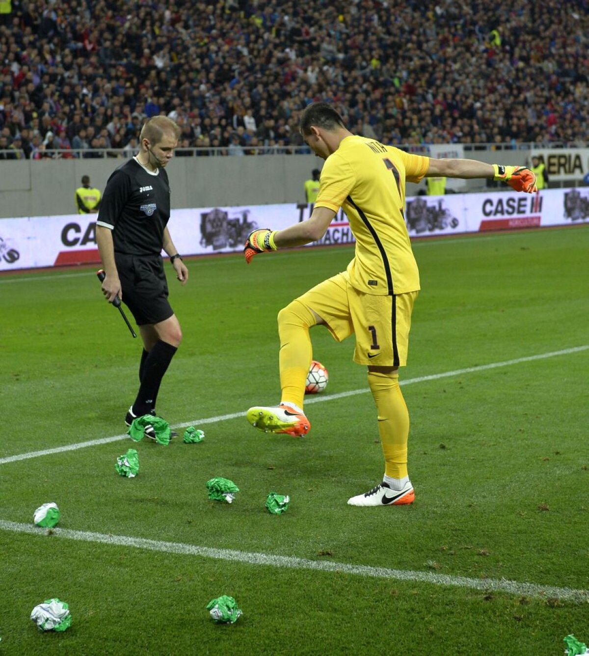 GALERIE FOTO 15 imagini tari din Derby de România » Durerea lui Tamaș vs euforia lui Dănciulescu, "dezbrăcat" de suporteri