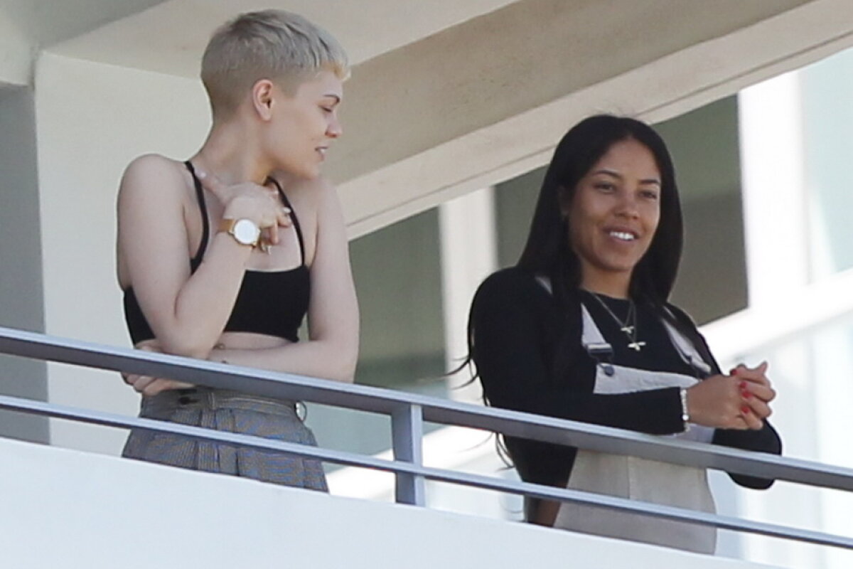 GALERIE FOTO » Jessie J arată senzaţional machiată, însă când de demachiază lucrurile se schimbă major