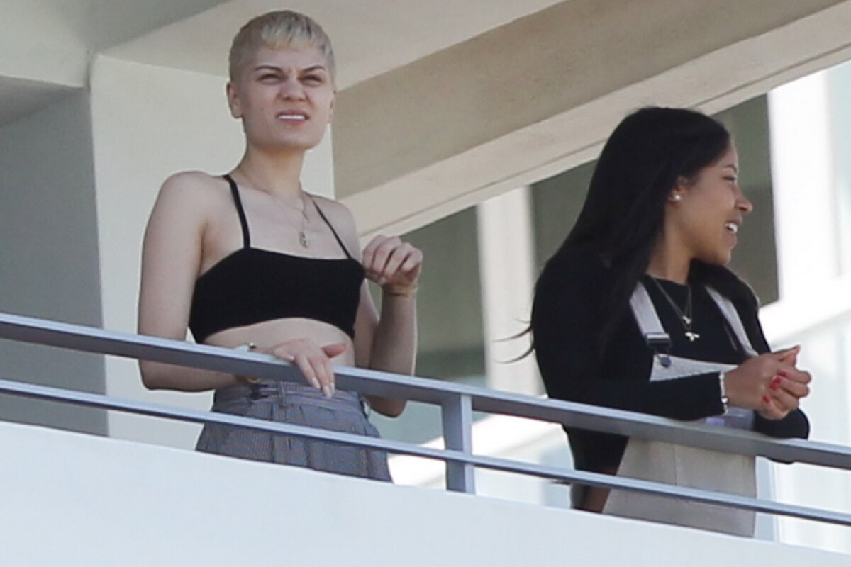 GALERIE FOTO » Jessie J arată senzaţional machiată, însă când de demachiază lucrurile se schimbă major