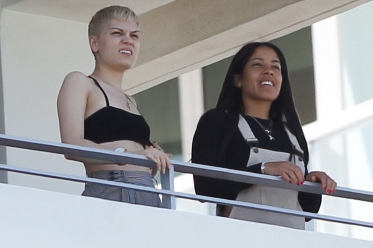 GALERIE FOTO » Jessie J arată senzaţional machiată, însă când de demachiază lucrurile se schimbă major