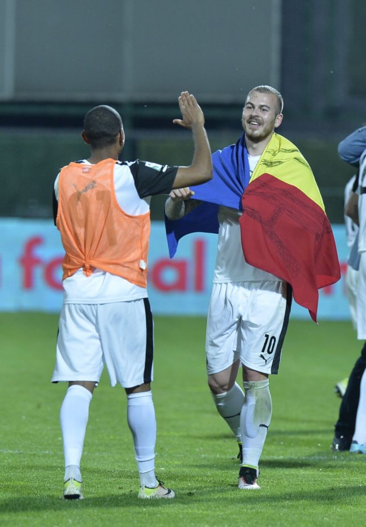 VIDEO+FOTO Nebunie după fluierul final! Cum s-au bucurat giurgiuvenii după victoria cu Steaua: Șumudică a pupat tricoul Rapidului!