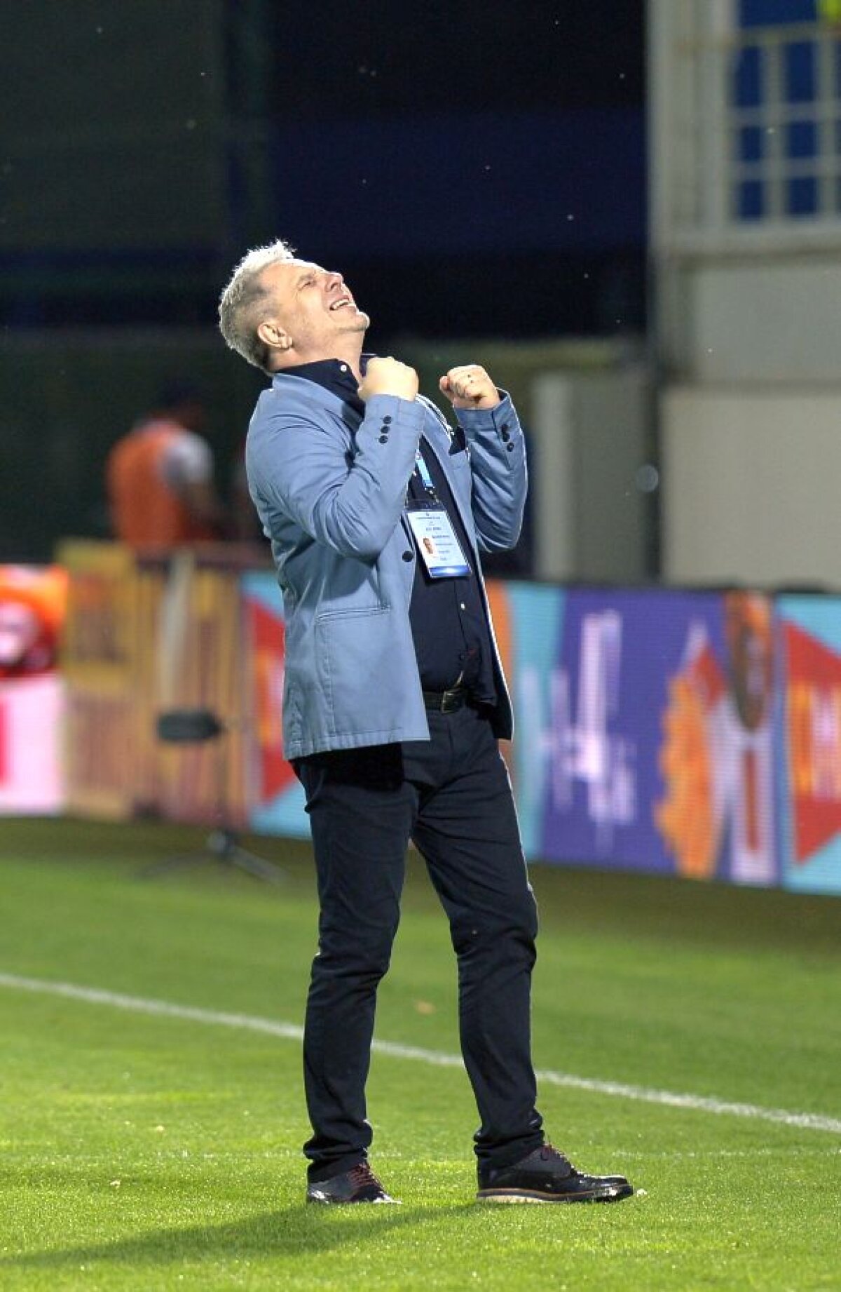 VIDEO+FOTO Nebunie după fluierul final! Cum s-au bucurat giurgiuvenii după victoria cu Steaua: Șumudică a pupat tricoul Rapidului!