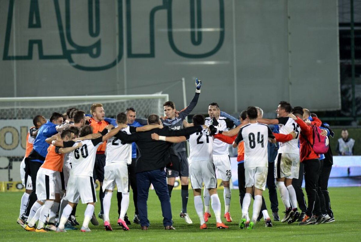 VIDEO+FOTO Nebunie după fluierul final! Cum s-au bucurat giurgiuvenii după victoria cu Steaua: Șumudică a pupat tricoul Rapidului!