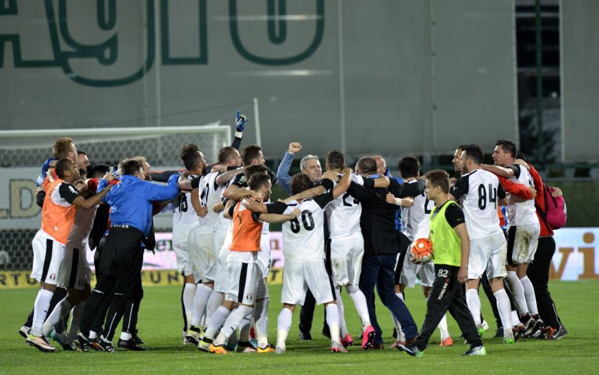 VIDEO+FOTO Nebunie după fluierul final! Cum s-au bucurat giurgiuvenii după victoria cu Steaua: Șumudică a pupat tricoul Rapidului!