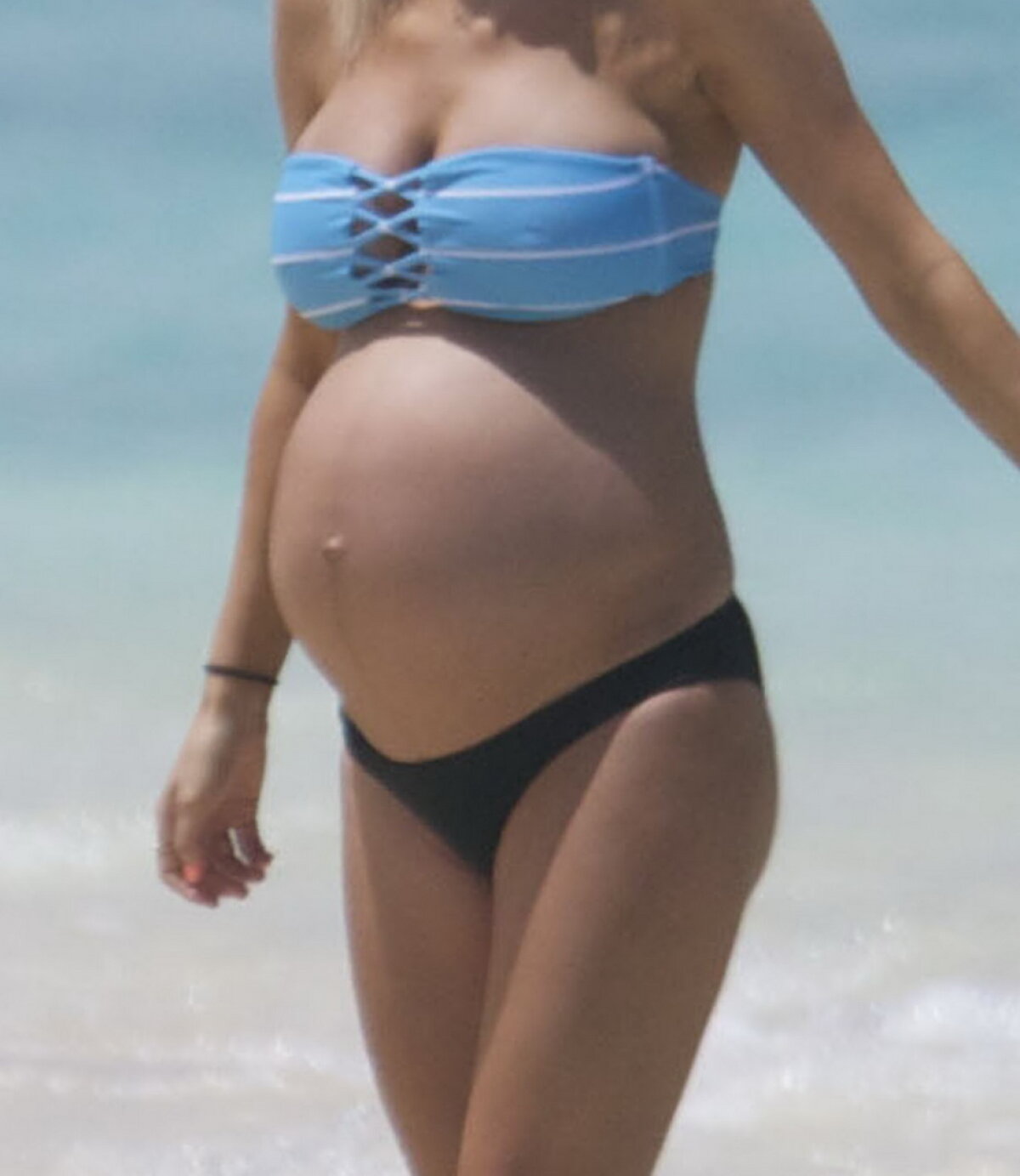 GALERIE FOTO » Audrina Patridge, superbă la plajă în luna a 6-a de sarcină