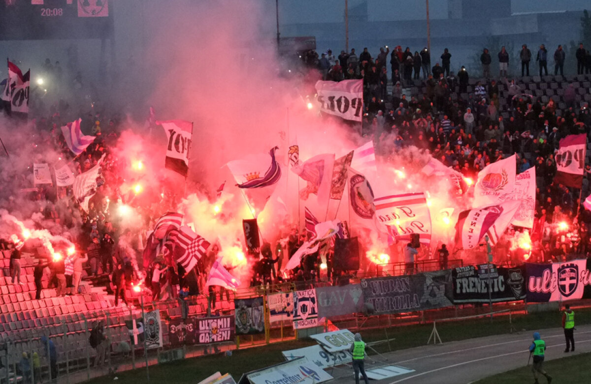 Declarație de dragoste » Suporterii lui ASU Poli Timișoara au făcut spectacol la meciul cu Hunedoara