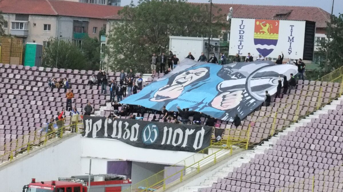 Declarație de dragoste » Suporterii lui ASU Poli Timișoara au făcut spectacol la meciul cu Hunedoara