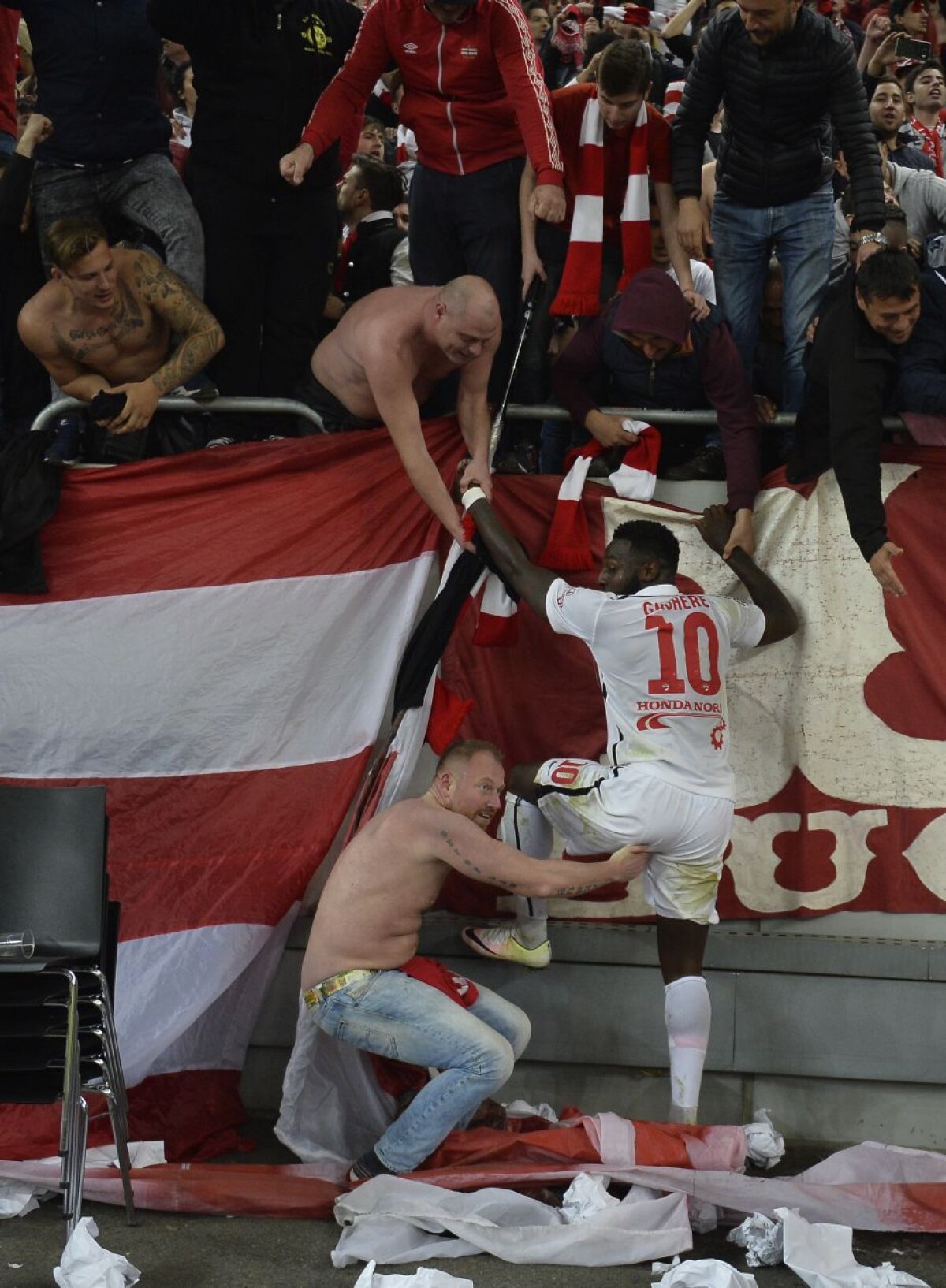 GALERIE FOTO Peste 20 de imagini pe care nu aveai cum să le vezi la TV! Fotoreporterii GSP îți arată tot ce s-a întâmplat pe stadion