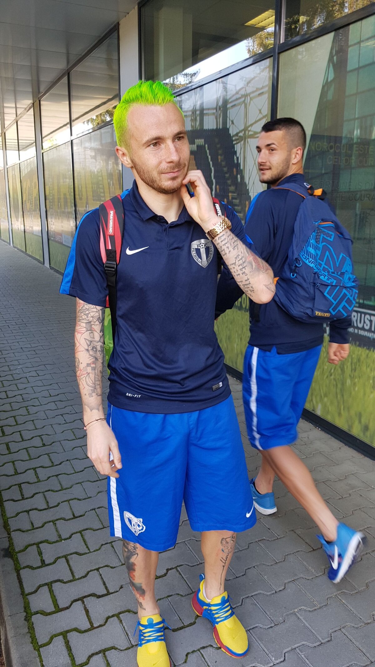 FOTO Look extravagant afișat de Victoraș Astafei! » Superimagini cu jucătorul Petrolului