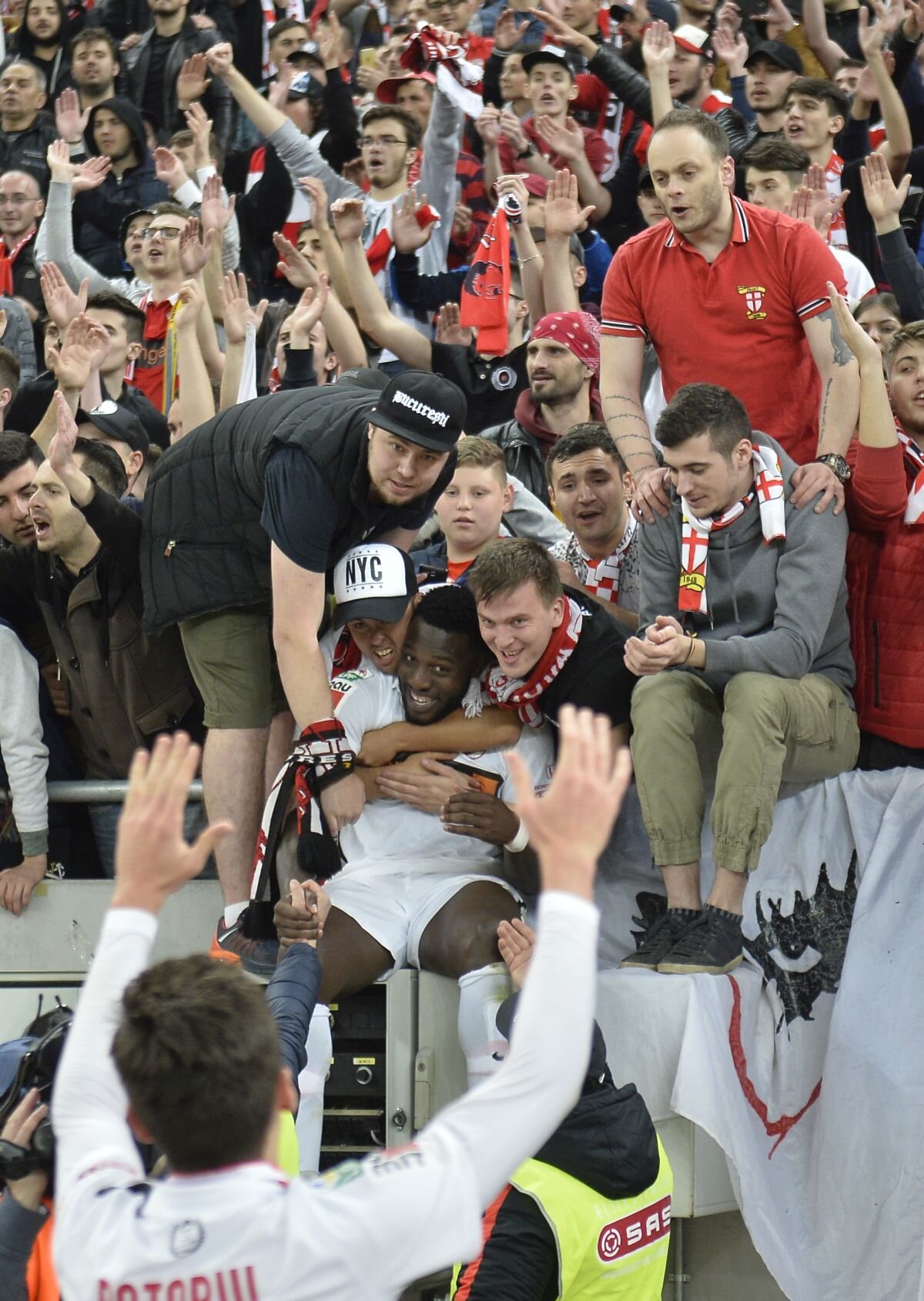 FOTO Extaz! Dinamoviștii au sărbătorit cu fanii calificarea în finală ca și cum ar fi pus deja mâna pe trofeu