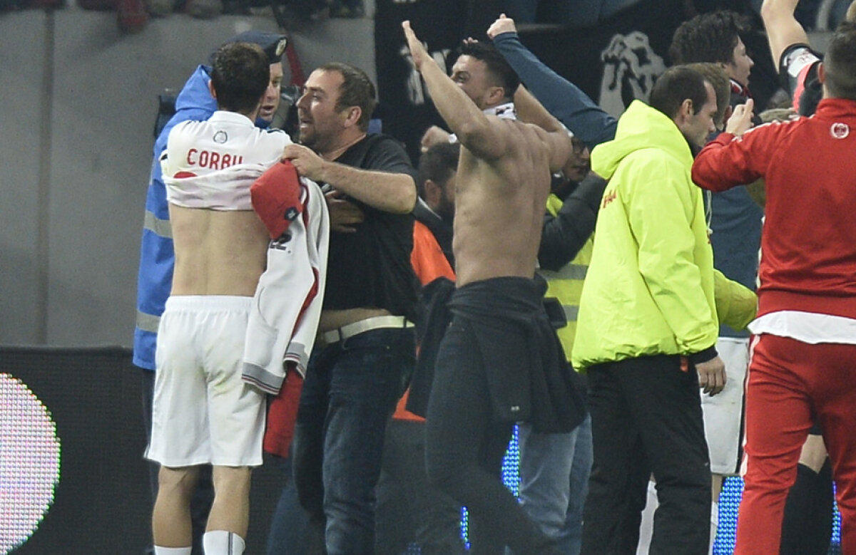 FOTO Chiar a fost al 12-lea jucător :) Cum a reușit un suporter să pătrundă și să rămână pe gazon