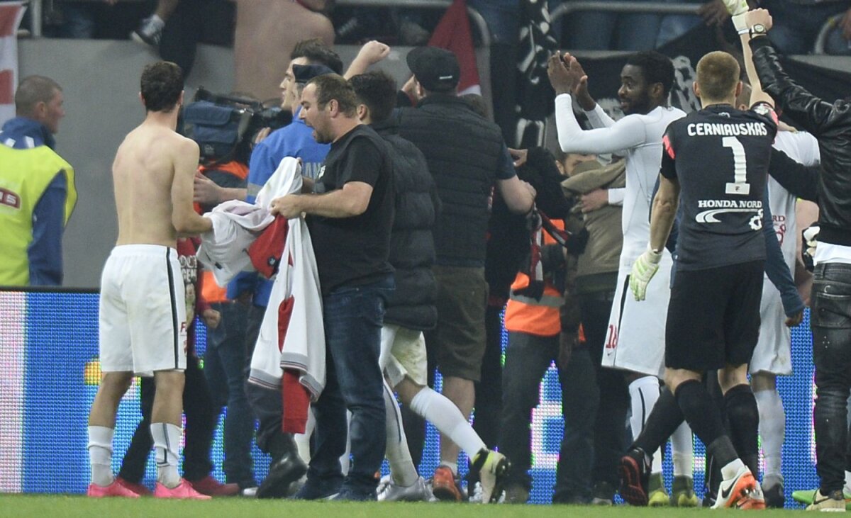 FOTO Chiar a fost al 12-lea jucător :) Cum a reușit un suporter să pătrundă și să rămână pe gazon