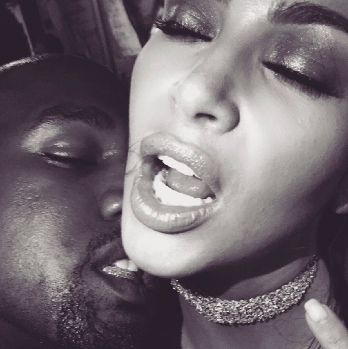 FOTO Kim Kardashian și-a făcut de cap cu Kanye West, iar fotografiile au ajuns pe net