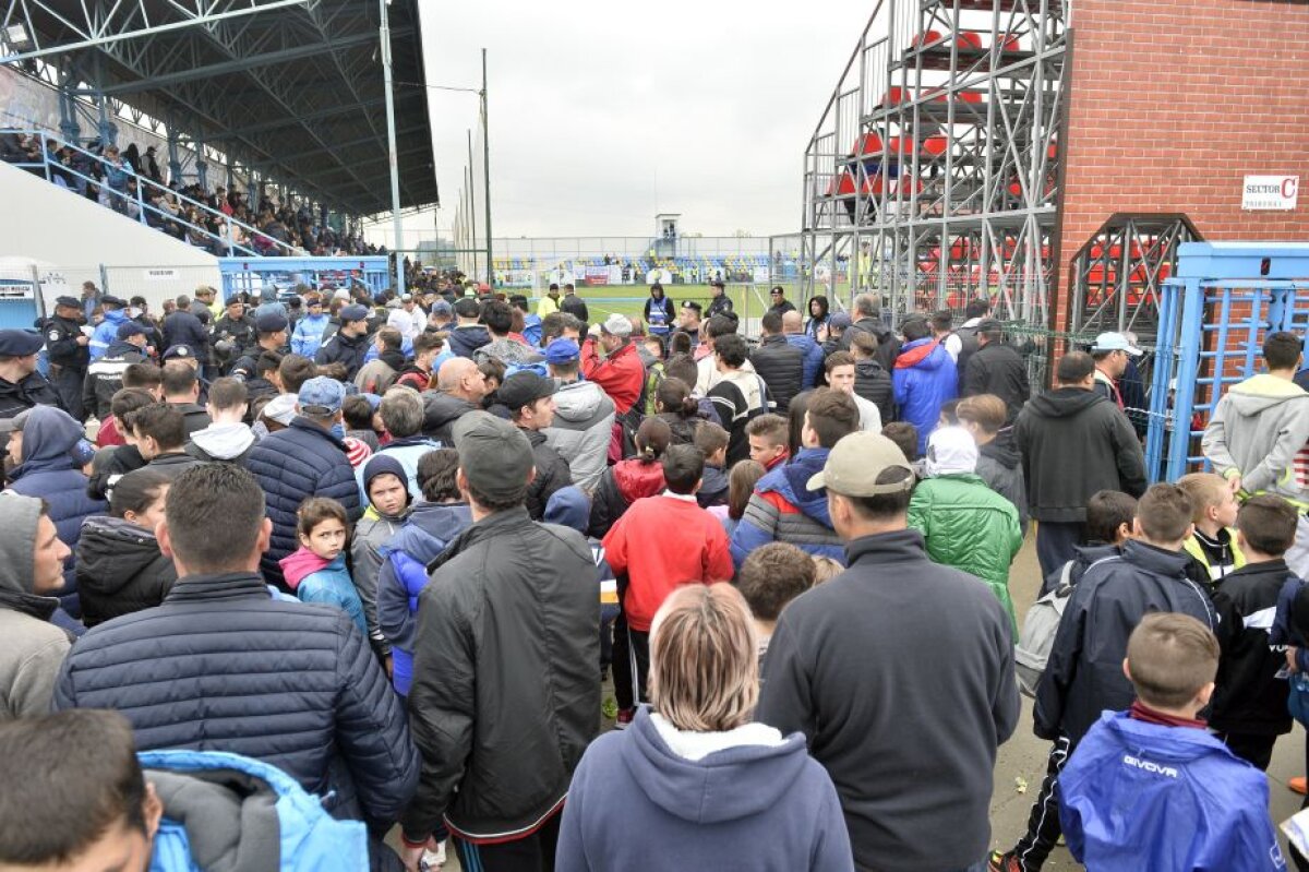 FOTO FC Voluntari și-a inaugurat azi stadionul, la meciul cu CS U Craiova » Coregrafie pregătită de suporterii ilfoveni