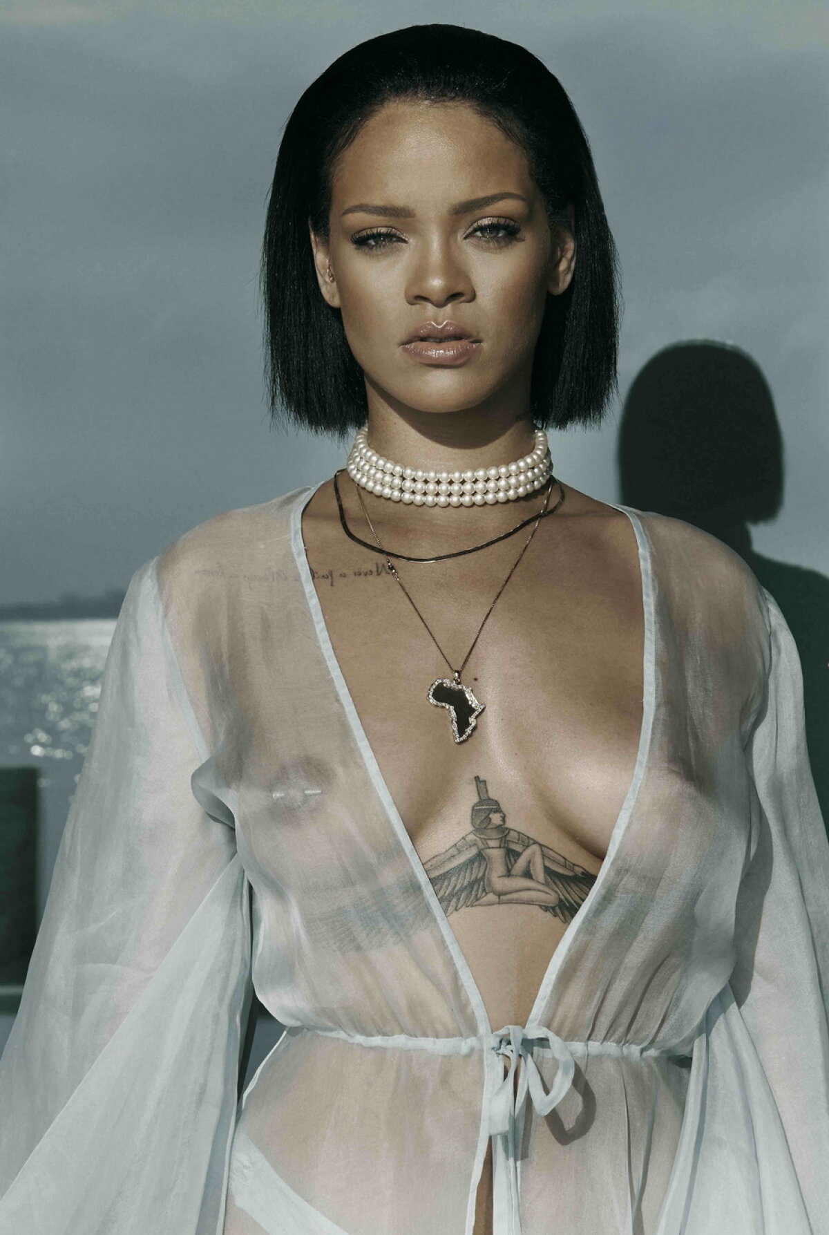 GALERIE FOTO » Rihanna, imagini în sânii goi pentru noul videoclip