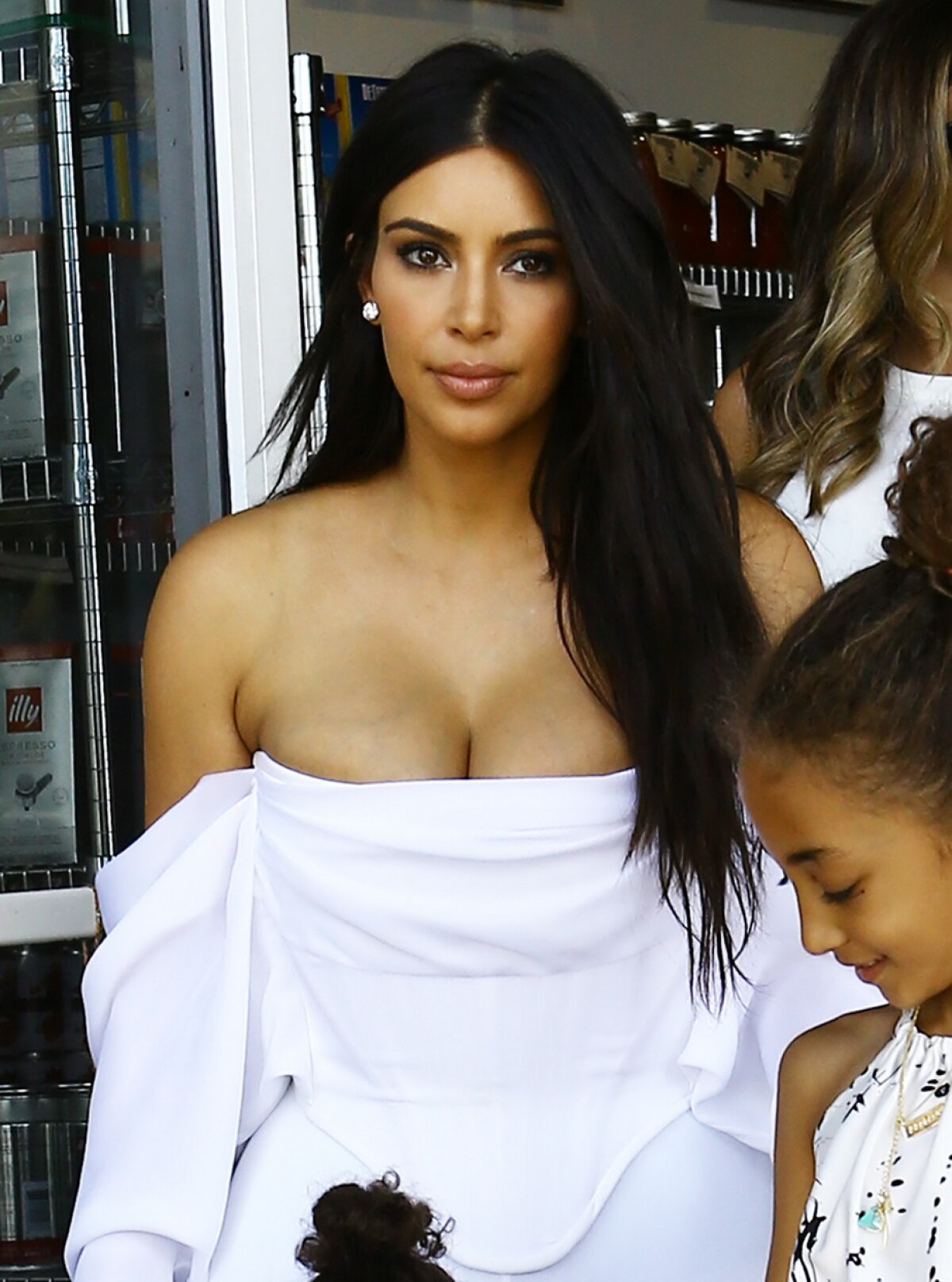 GALERIE FOTO » Kim Kardashian, ilegal de sexy la cumpărături