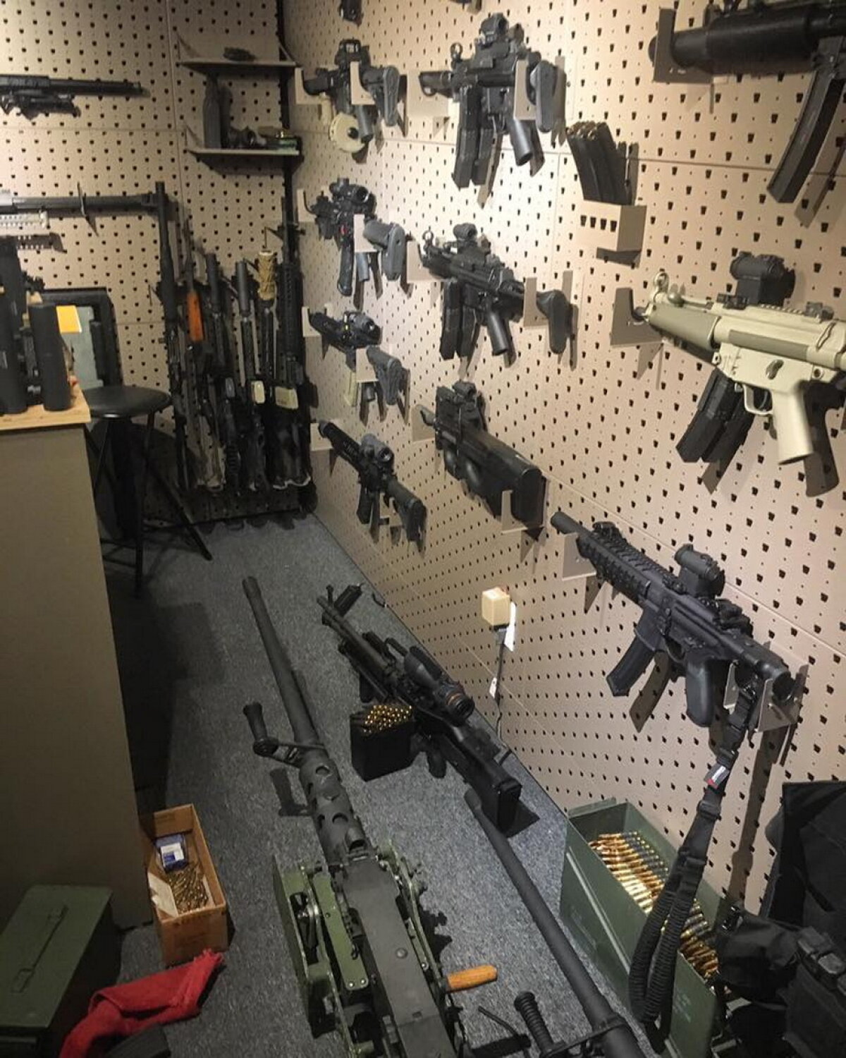 FOTO » Dan Bilzerian s-a întors din vacanţă. A început dezmăţul!