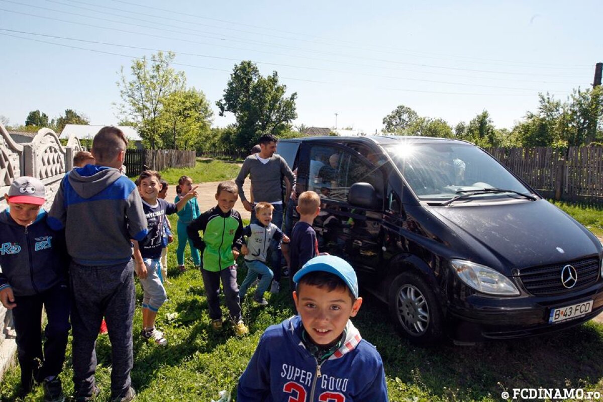 GALERIE FOTO Dinamoviștii au împărțit cadouri copiilor în Săptămâna Mare