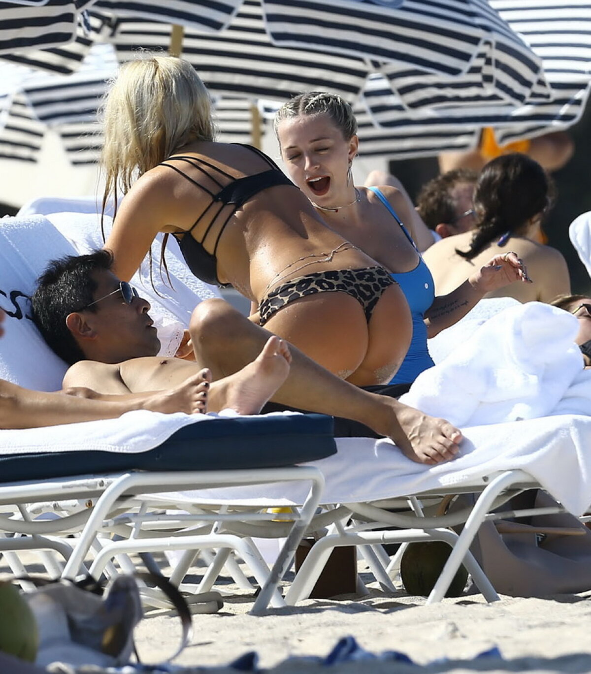 GALERIE FOTO » Două blondine superbe au făcut senzaţie pe plaja din Miami