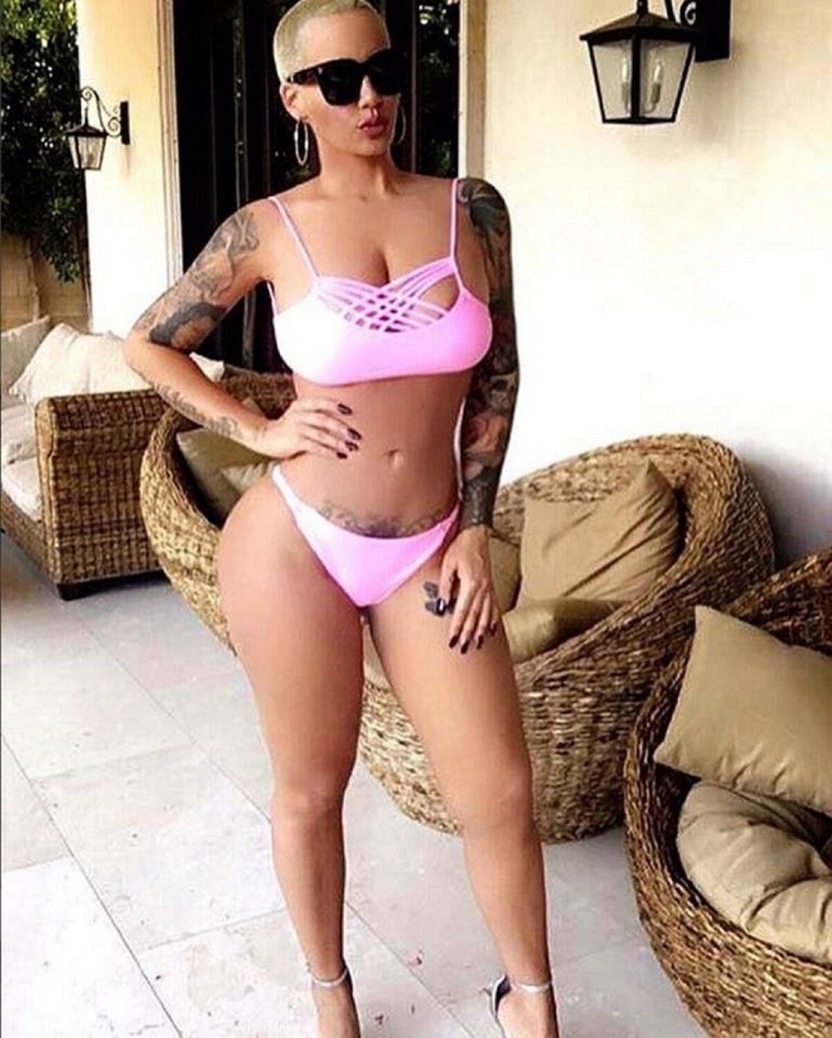 FOTO » Amber Rose, mult prea porno pe Facebook!