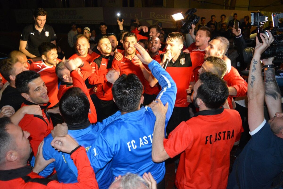 FOTO Șampanie, torțe și scandări anti-Steaua » Astra a dat startul la petrecerea pentru titlu încă de duminică noaptea