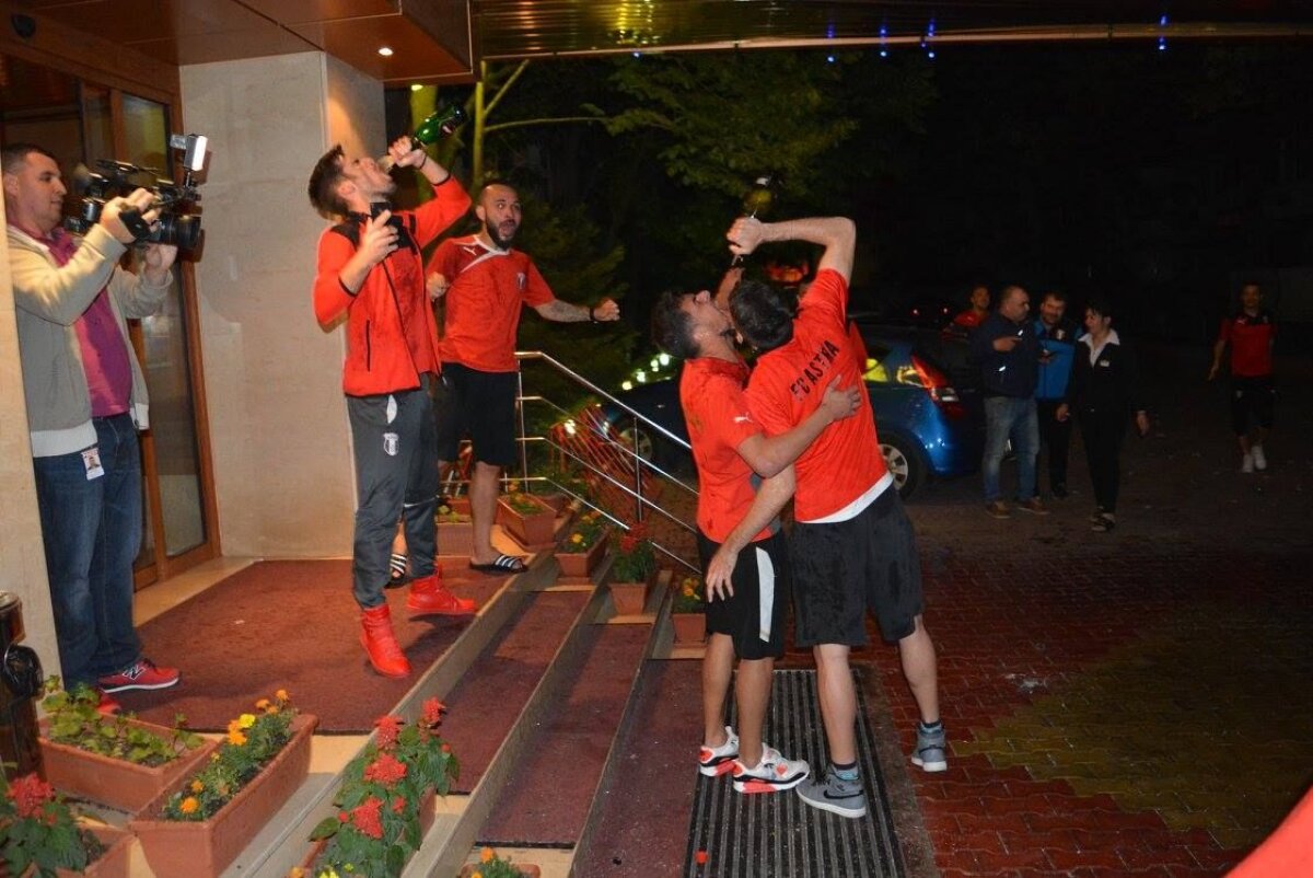 FOTO Șampanie, torțe și scandări anti-Steaua » Astra a dat startul la petrecerea pentru titlu încă de duminică noaptea