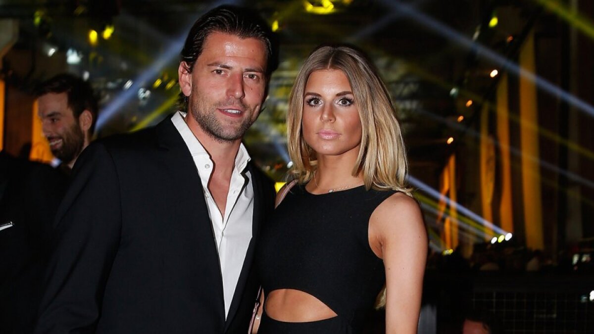 FOTO A rămas cu soția » Ea îl consolează pe Weidenfeller după ce a pierdut postul de titular la Dortmund