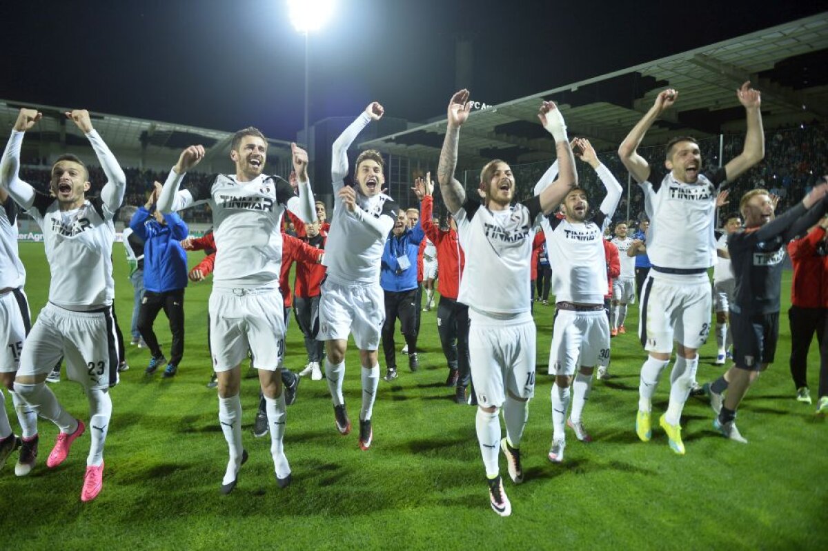 GALERIE FOTO + VIDEO Imagini de colecție de la petrecerea Astrei Giurgiu! Șumudică a venit cu fularul Rapidului, la stații s-a auzit imnul Champions League