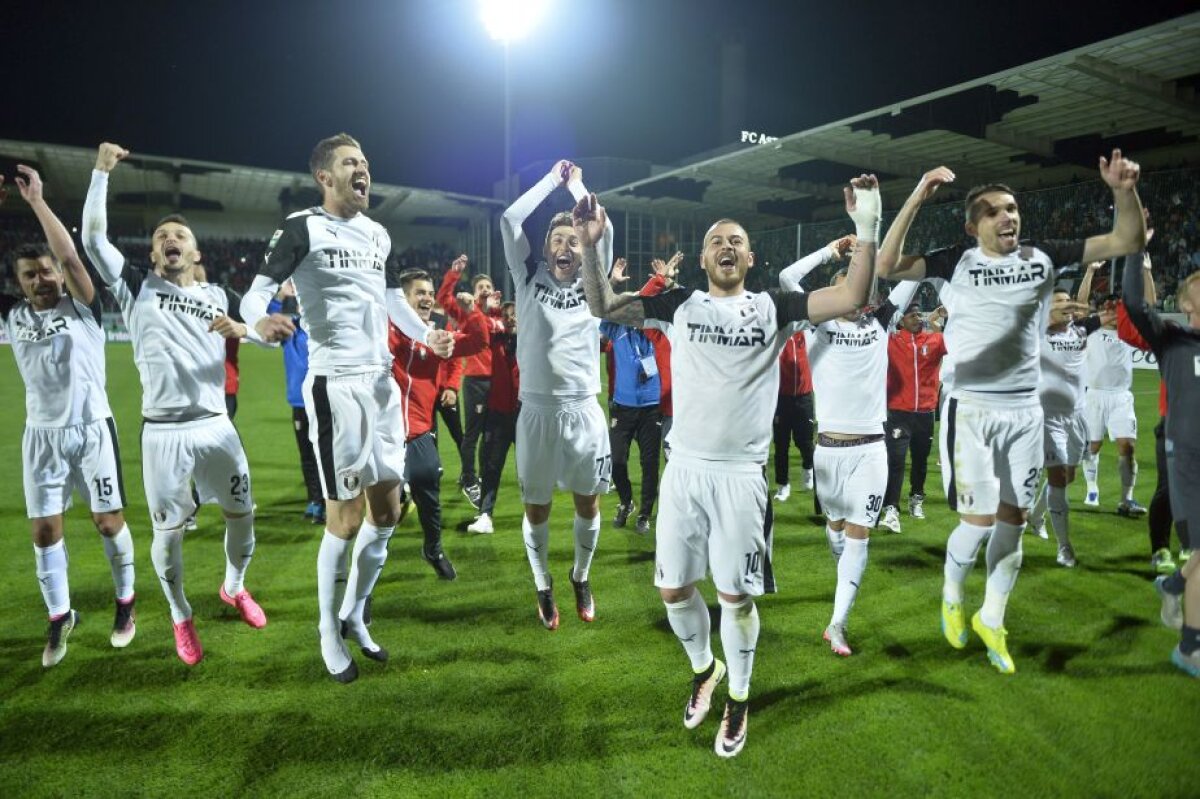 GALERIE FOTO + VIDEO Imagini de colecție de la petrecerea Astrei Giurgiu! Șumudică a venit cu fularul Rapidului, la stații s-a auzit imnul Champions League