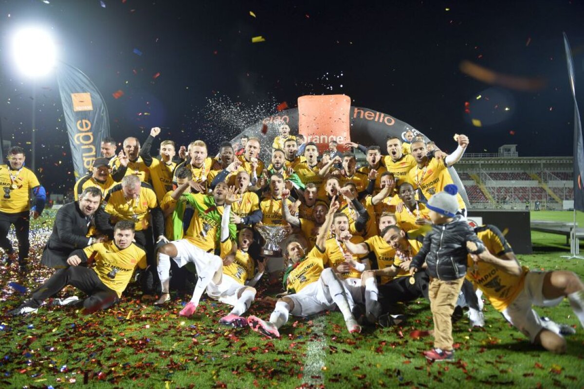 GALERIE FOTO + VIDEO Imagini de colecție de la petrecerea Astrei Giurgiu! Șumudică a venit cu fularul Rapidului, la stații s-a auzit imnul Champions League