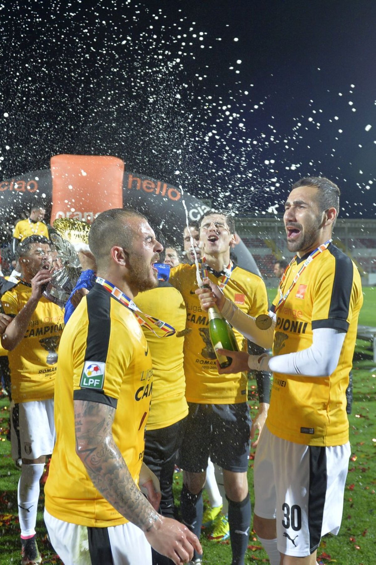 GALERIE FOTO Alibec, SHOW fără perdea la petrecerea Astrei! A băut din trofeu și a arătat că e în mare formă și în afara terenului