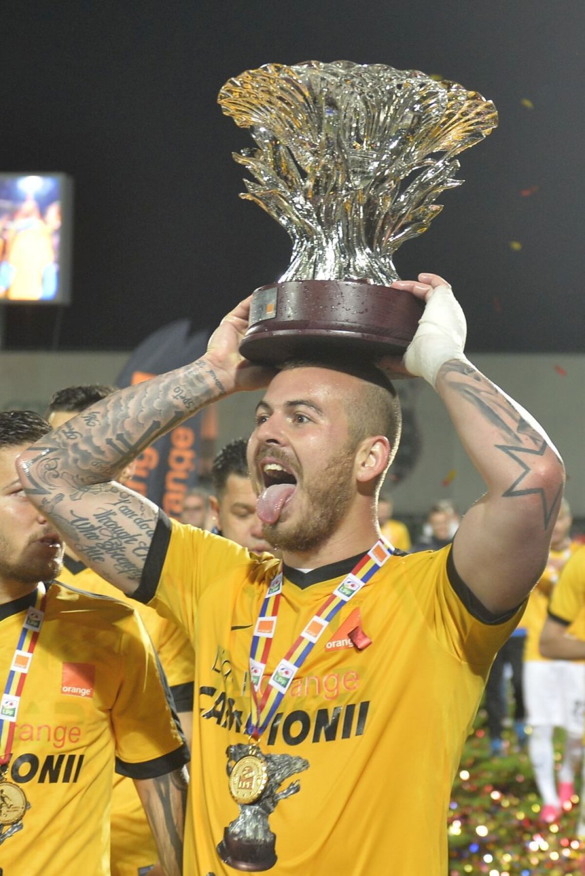 GALERIE FOTO Alibec, SHOW fără perdea la petrecerea Astrei! A băut din trofeu și a arătat că e în mare formă și în afara terenului