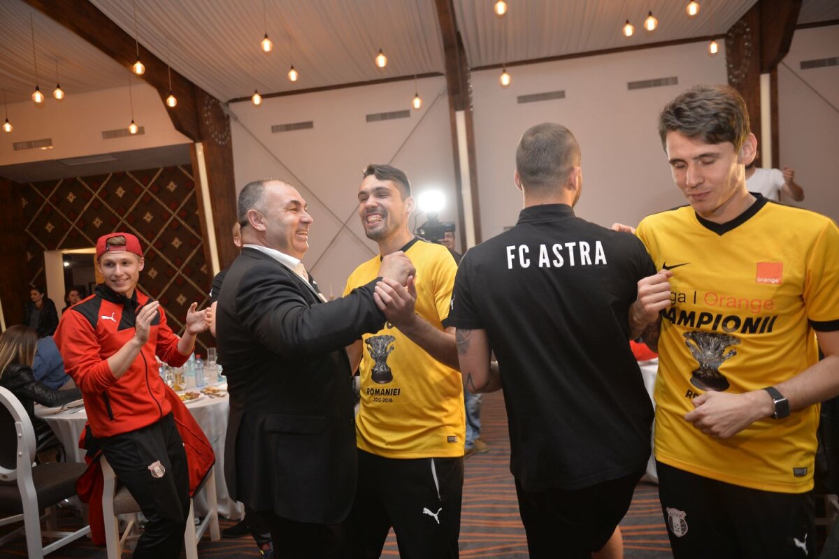 FOTO Prima zi de locul 1 » ”Astralii” au dansat pe mese și și-au pus șampanie în cap. Ce urmează acum?