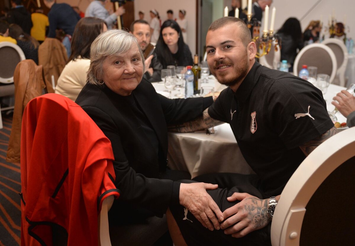 FOTO Prima zi de locul 1 » ”Astralii” au dansat pe mese și și-au pus șampanie în cap. Ce urmează acum?