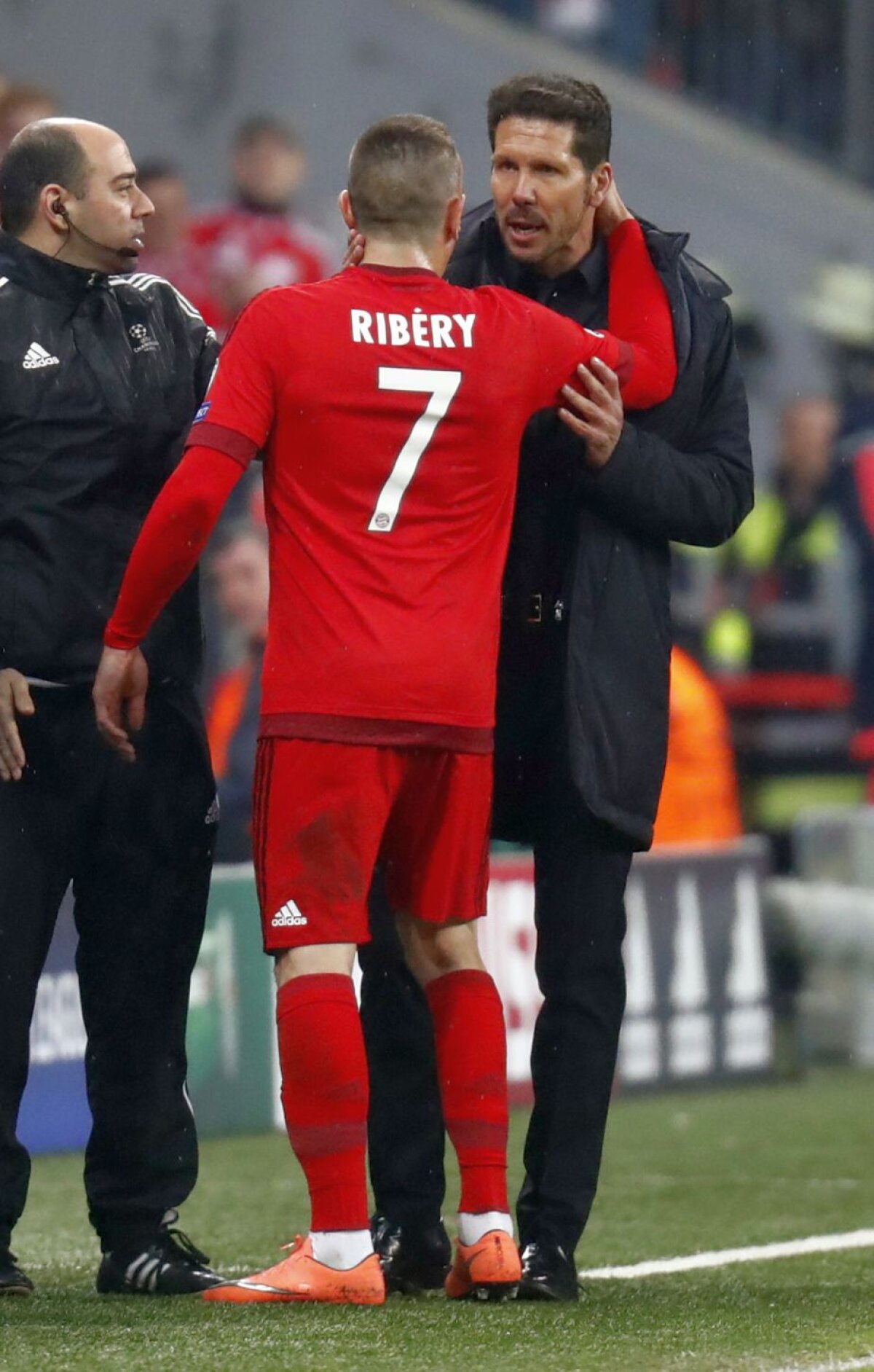 VIDEO+FOTO Tensiune extremă la Bayern - Atletico » Simeone și-a îmbrâncit un colaborator + Ribery l-a ținut pe antrenor să nu sară la bătaie
